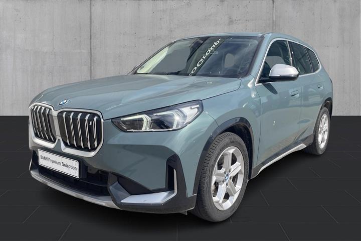 Grøn BMW iX1 fra 2023 set udefra