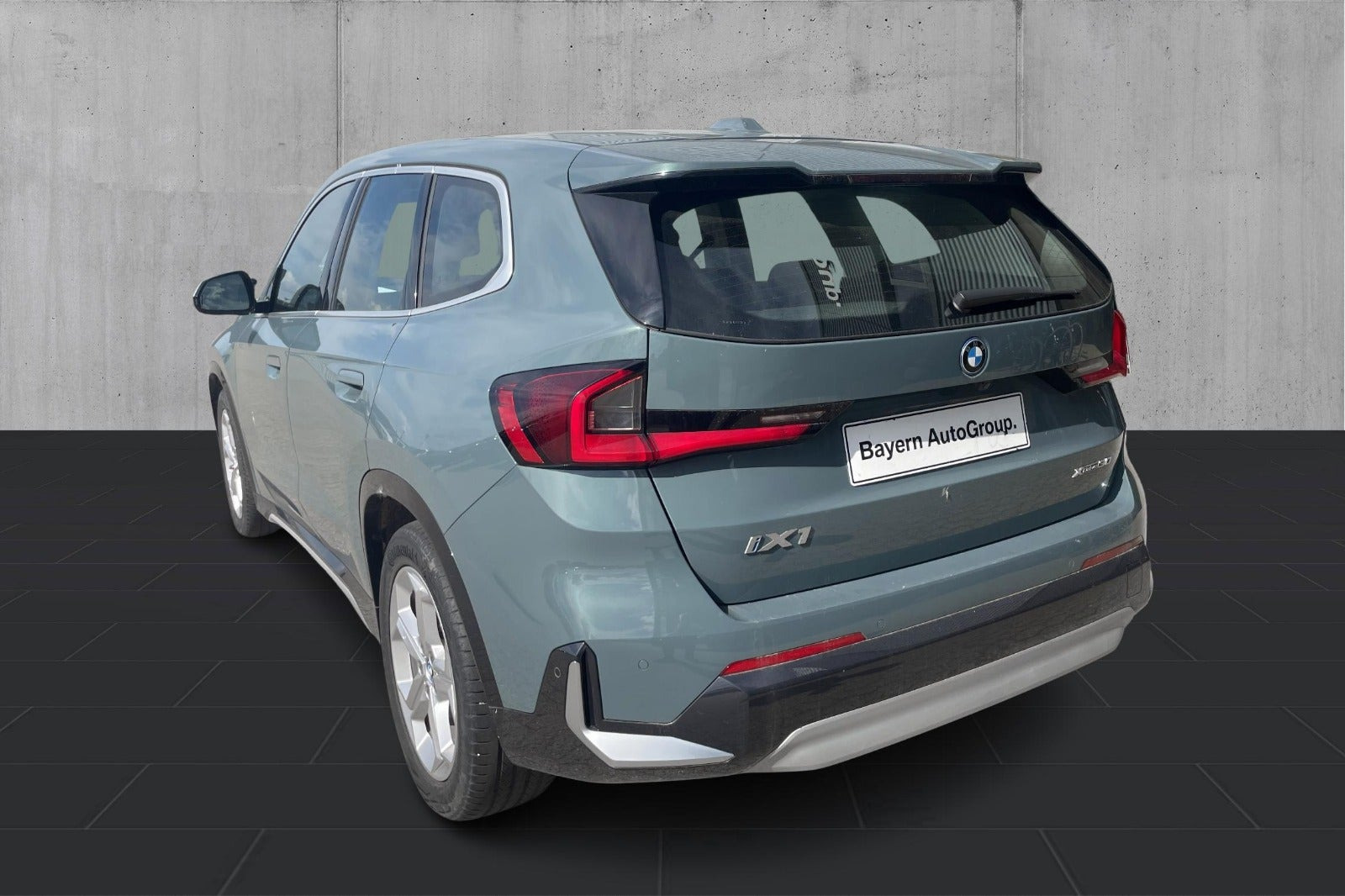 Grøn BMW iX1 fra 2023