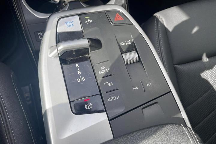 Grøn BMW iX1 fra 2023