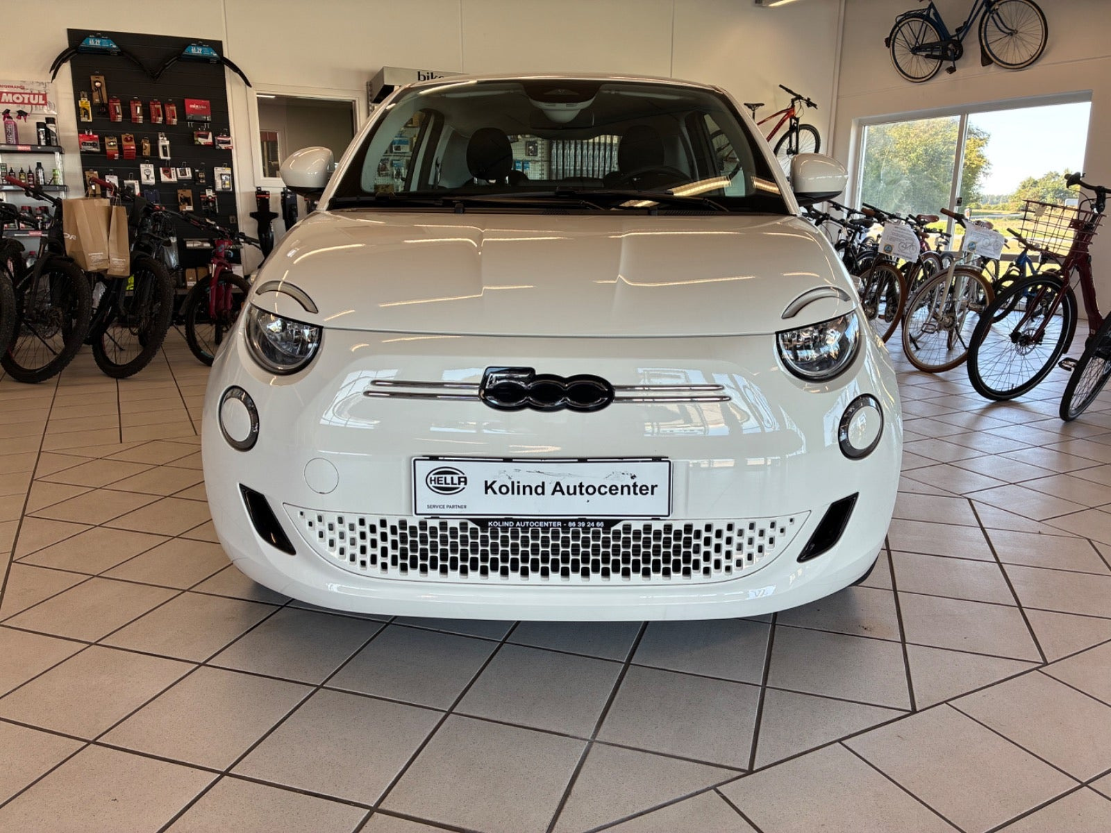 Hvid Fiat 500e fra 2024