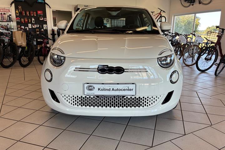 Hvid Fiat 500e fra 2024