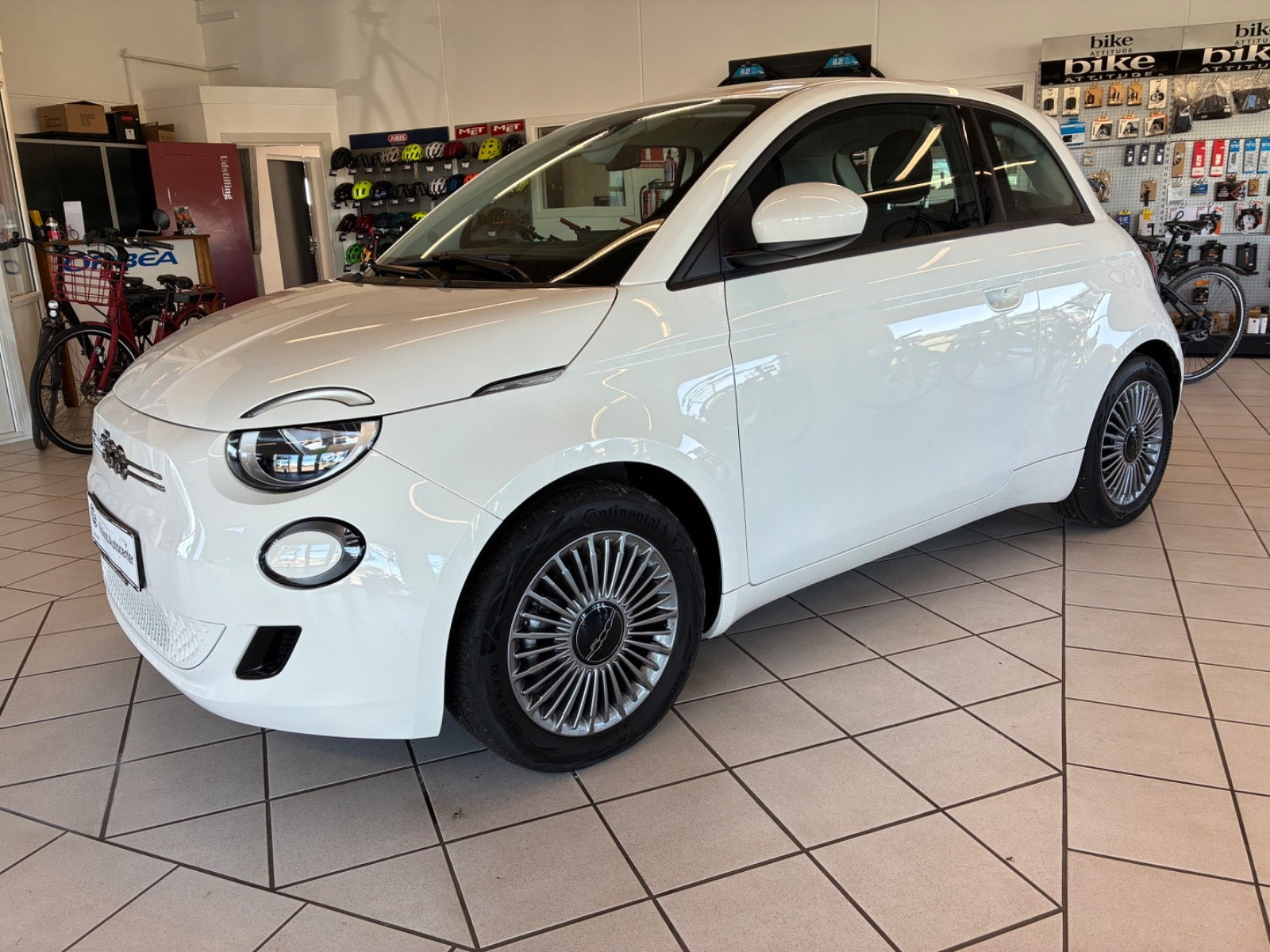 Hvid Fiat 500e fra 2024