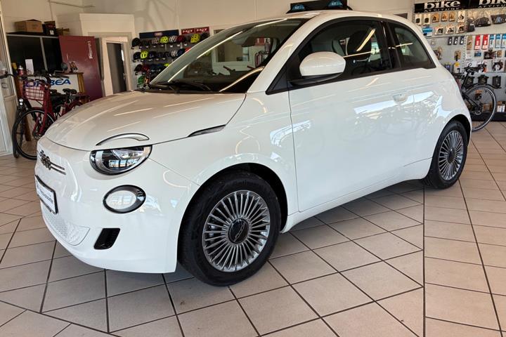 Hvid Fiat 500e fra 2024