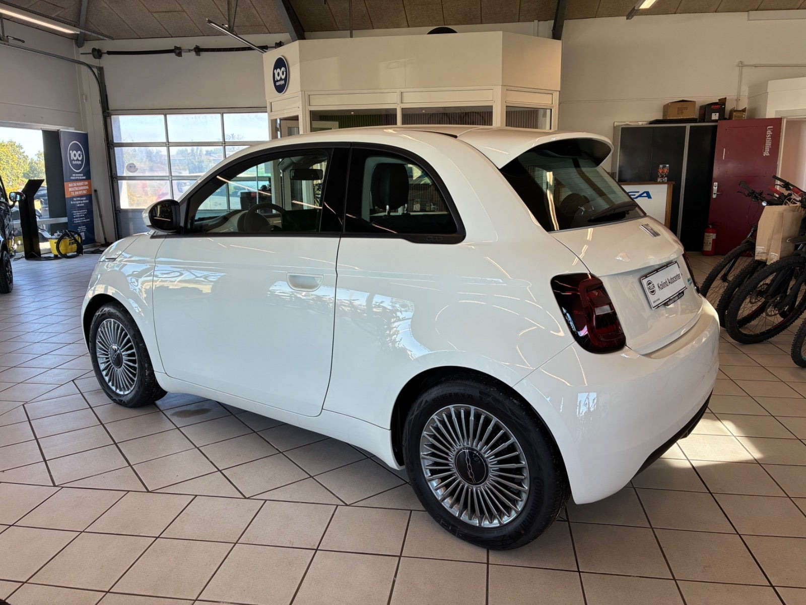 Hvid Fiat 500e fra 2024