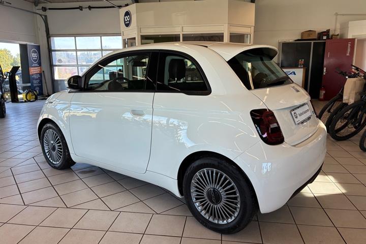 Hvid Fiat 500e fra 2024