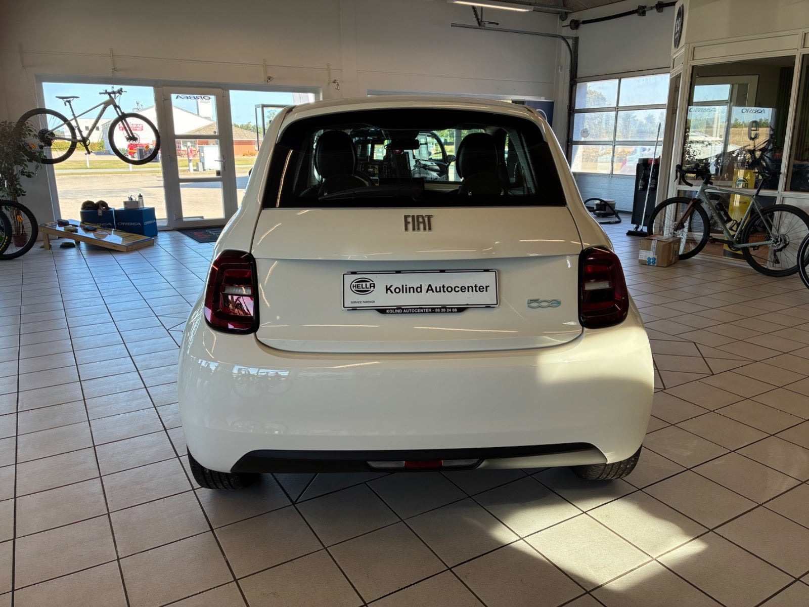 Hvid Fiat 500e fra 2024