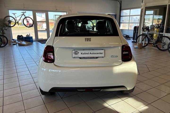 Hvid Fiat 500e fra 2024