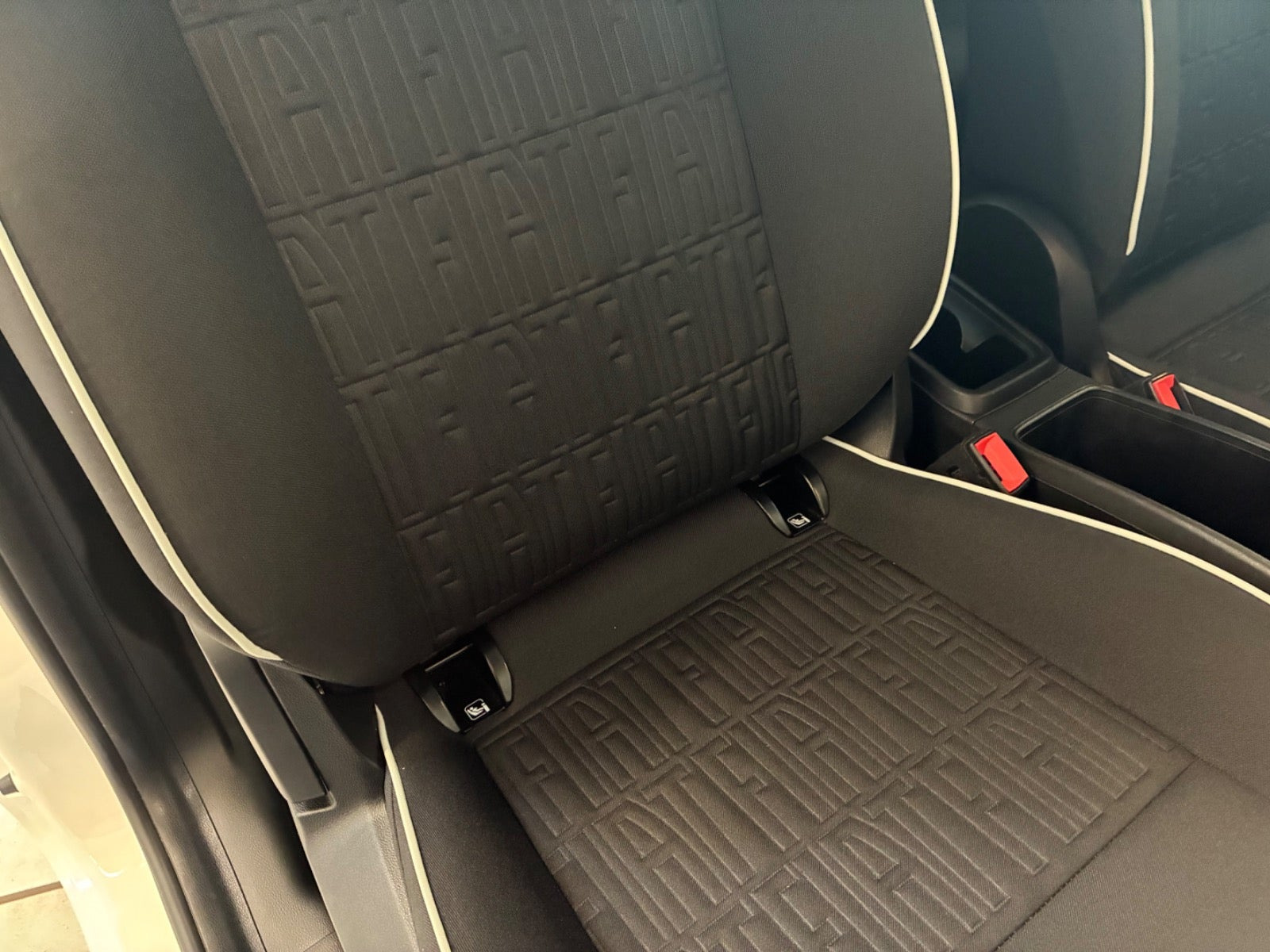 Hvid Fiat 500e fra 2024