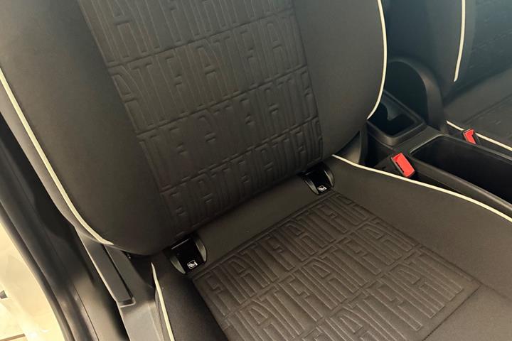 Hvid Fiat 500e fra 2024