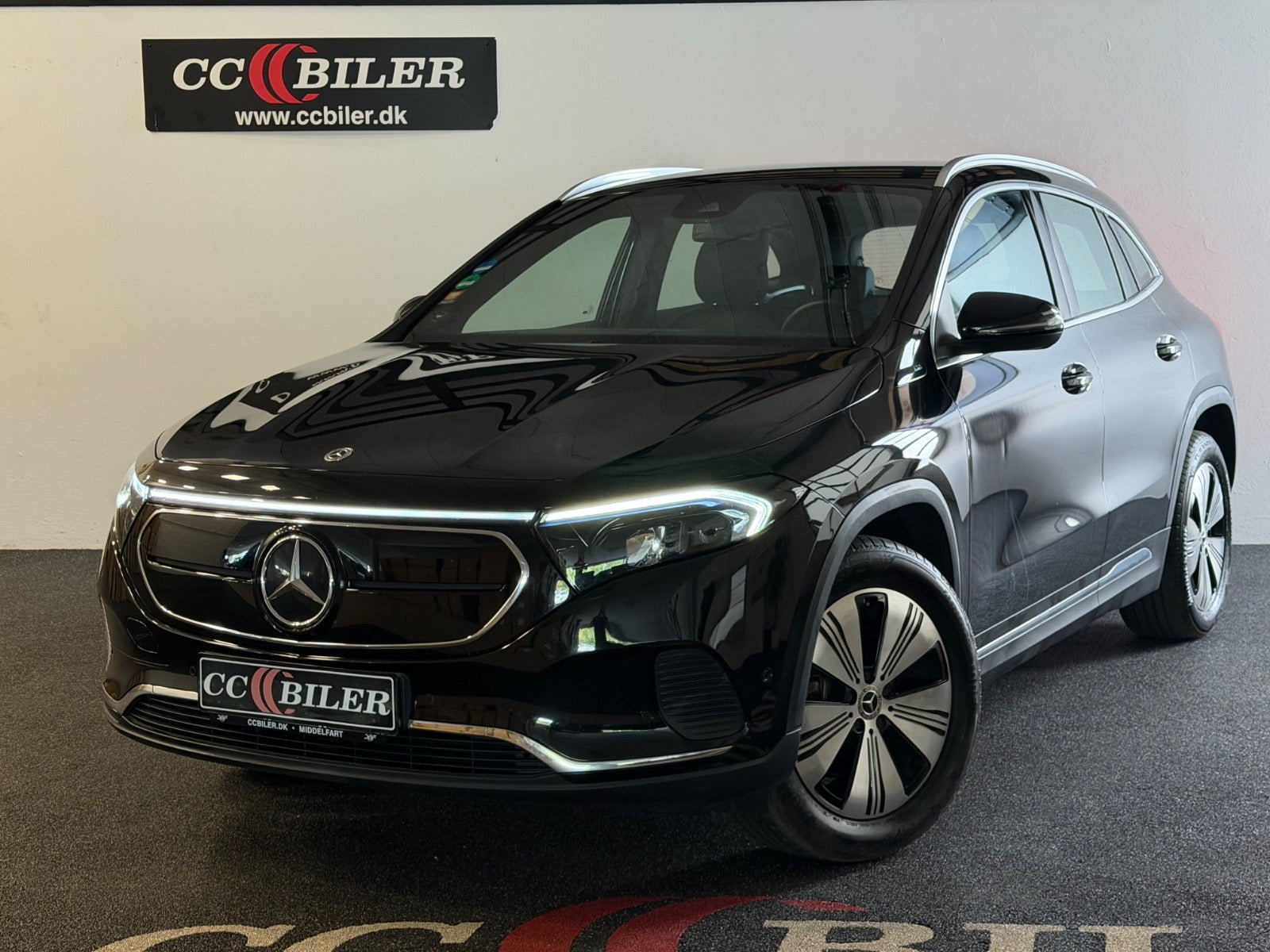 Sort Mercedes EQA350 fra 2023 set udefra