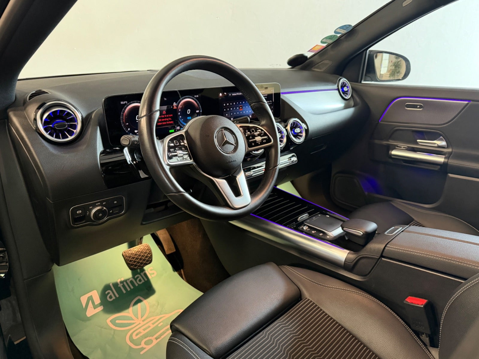 Sort Mercedes EQA350 fra 2023