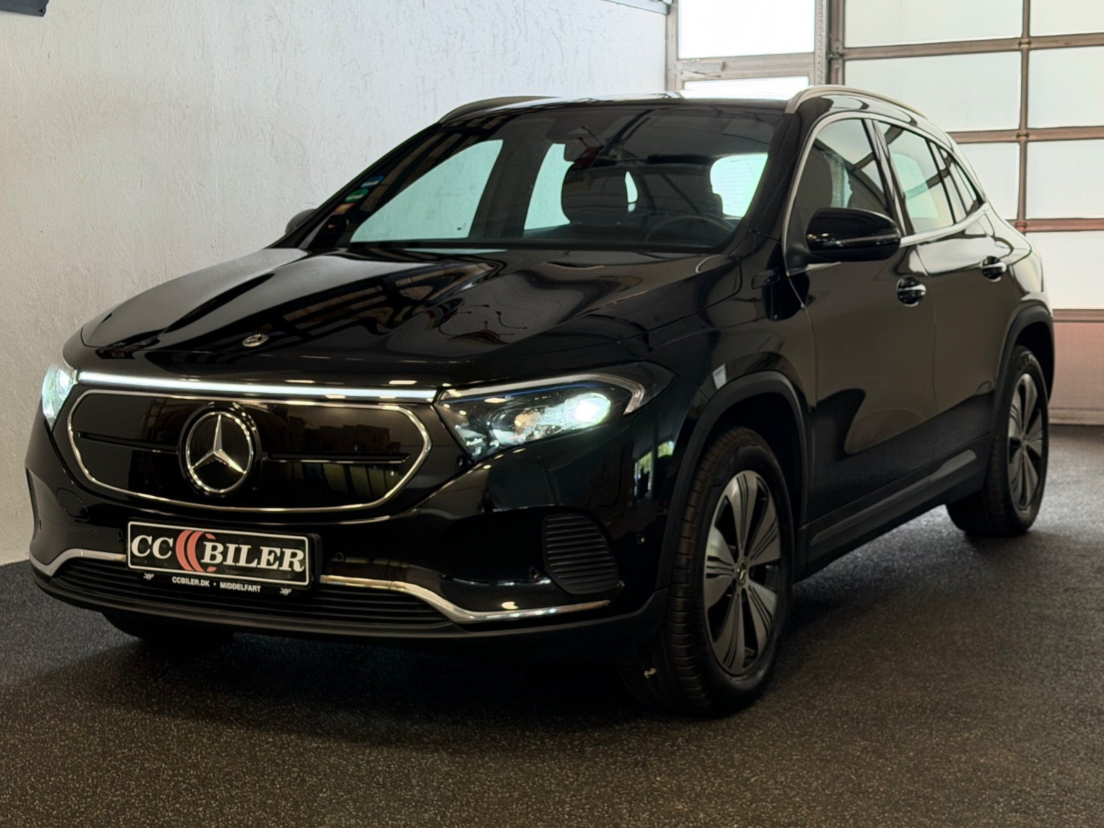 Sort Mercedes EQA350 fra 2023
