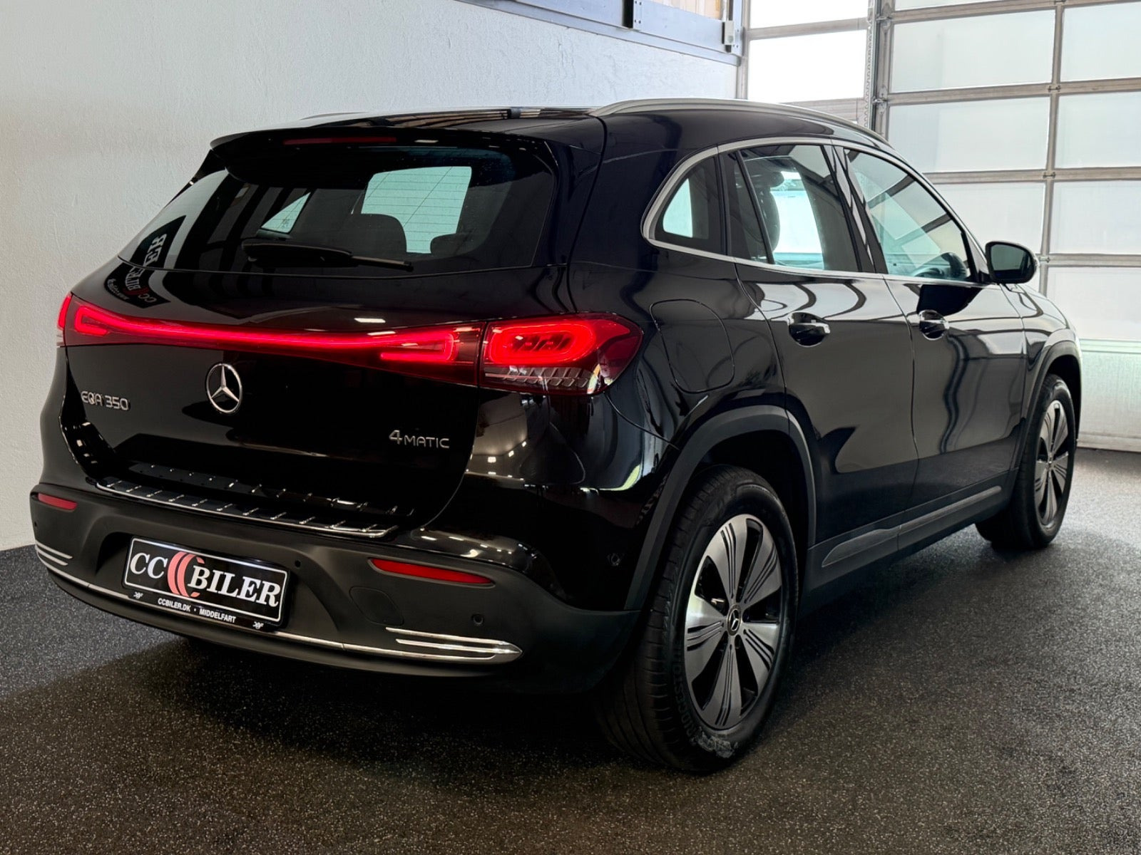 Sort Mercedes EQA350 fra 2023