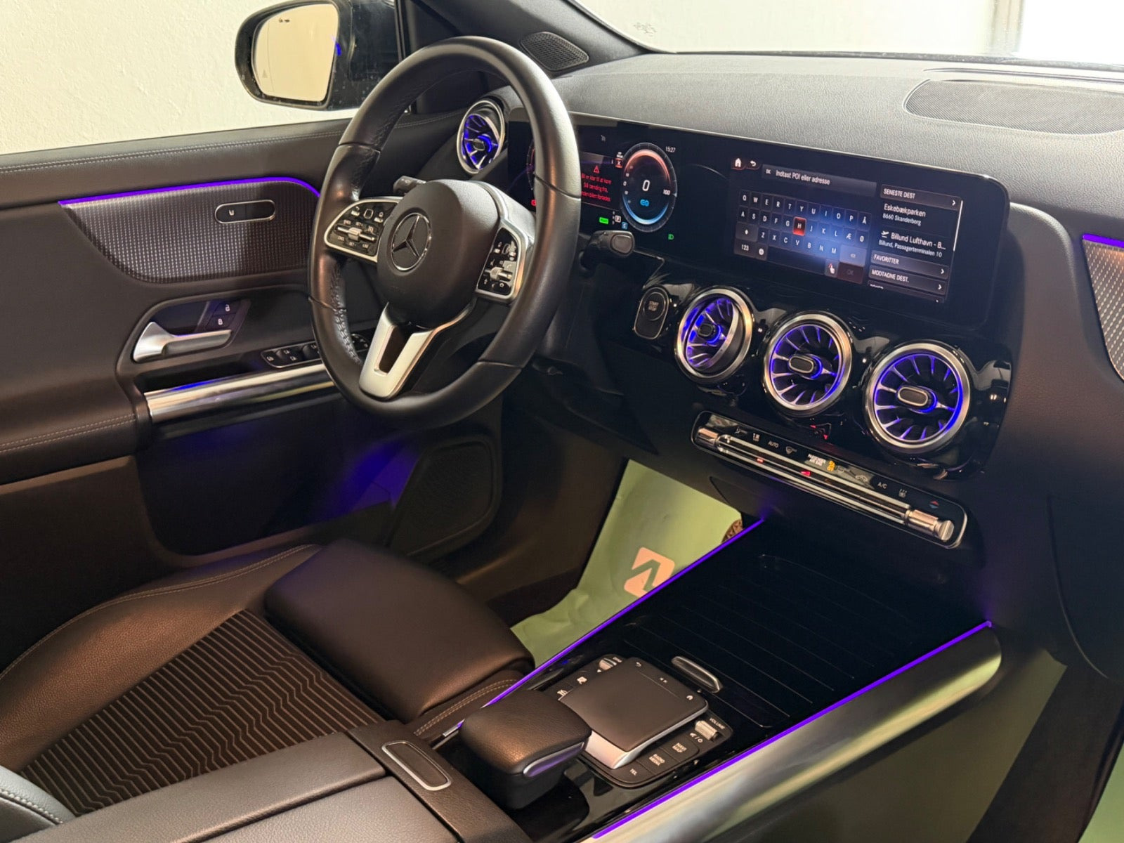 Sort Mercedes EQA350 fra 2023