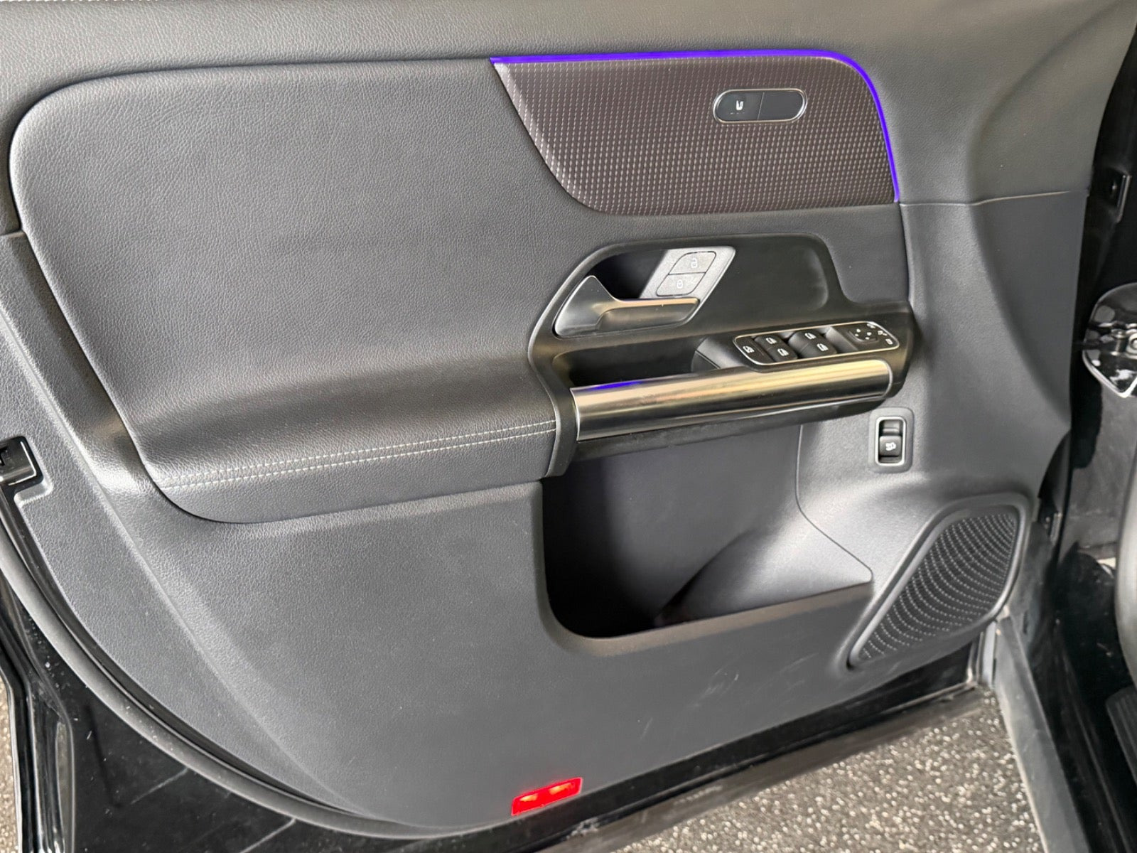 Sort Mercedes EQA350 fra 2023