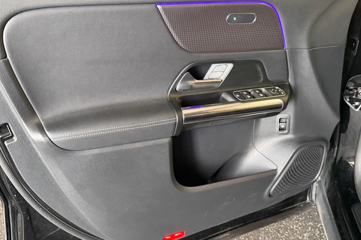 Sort Mercedes EQA350 fra 2023