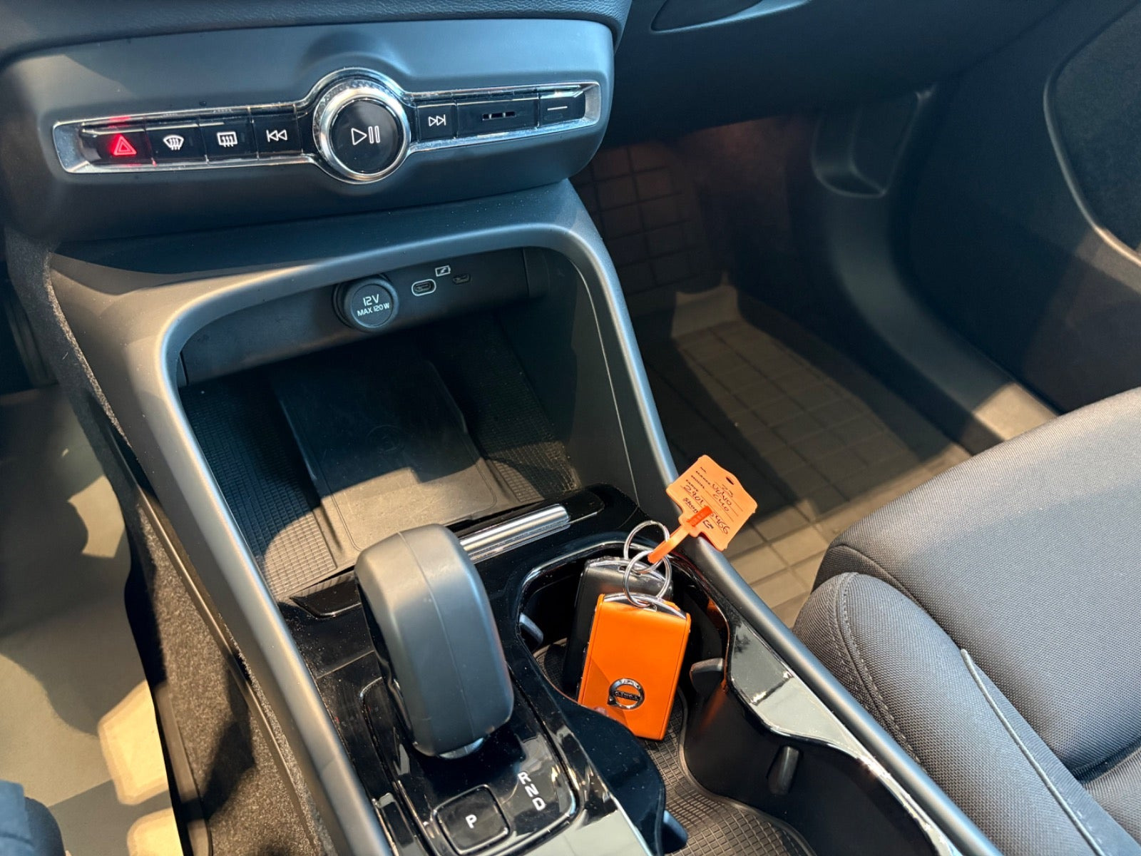 Sort Volvo C40 fra 2023