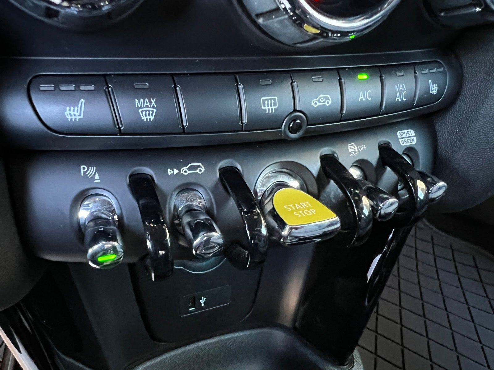 Sort Mini Cooper SE fra 2021