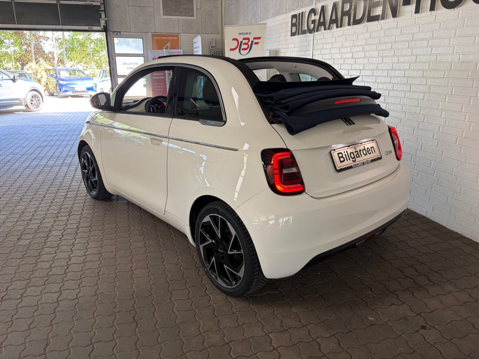 Hvid Fiat 500e fra 2023