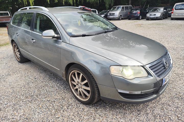 Gul VW Passat fra 2006 set udefra