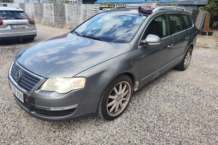 Gul VW Passat fra 2006