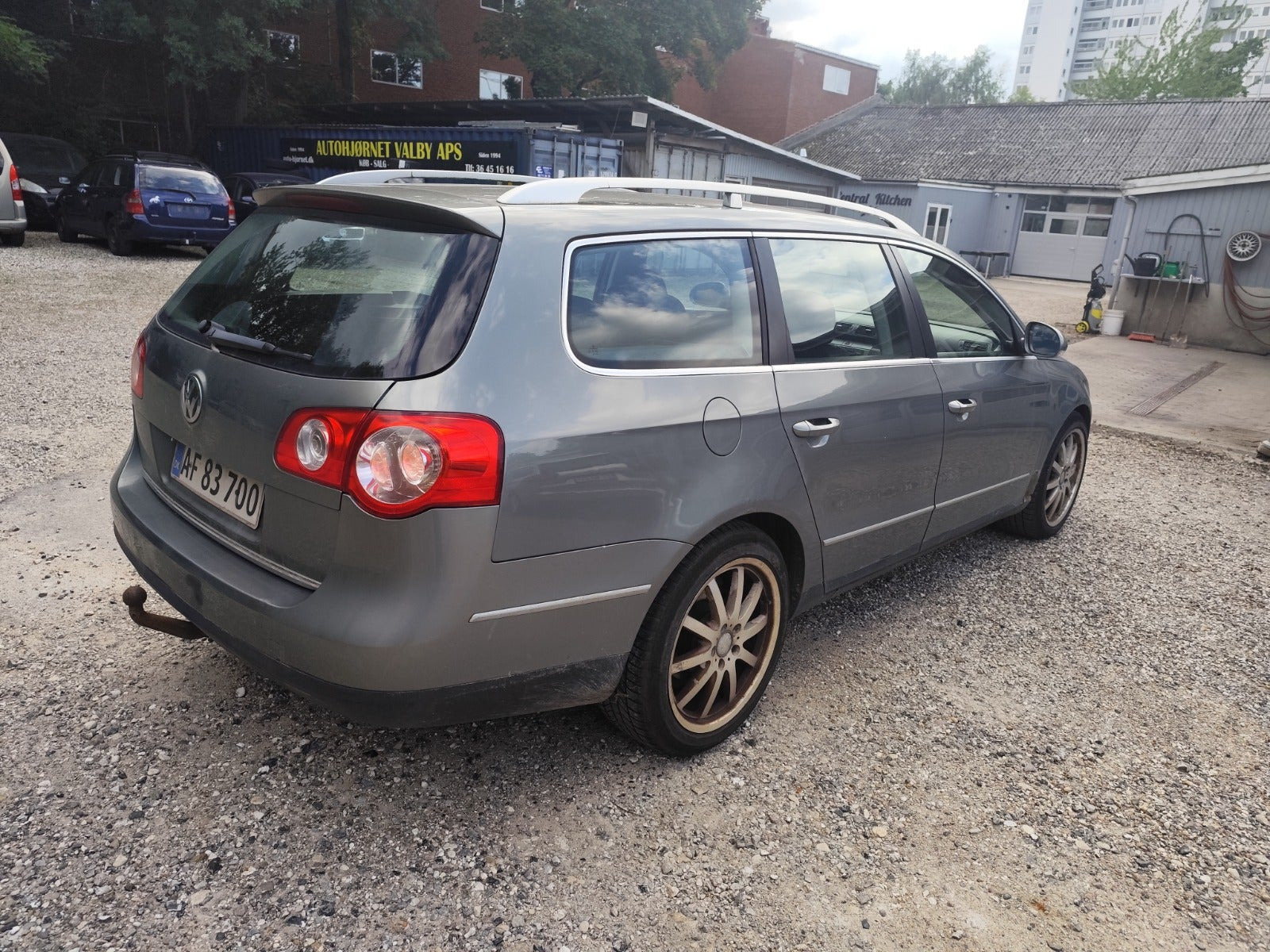 Gul VW Passat fra 2006