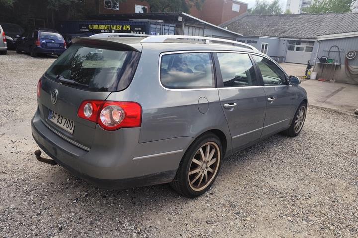 Gul VW Passat fra 2006