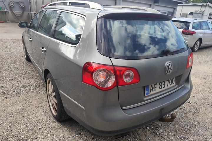 Gul VW Passat fra 2006