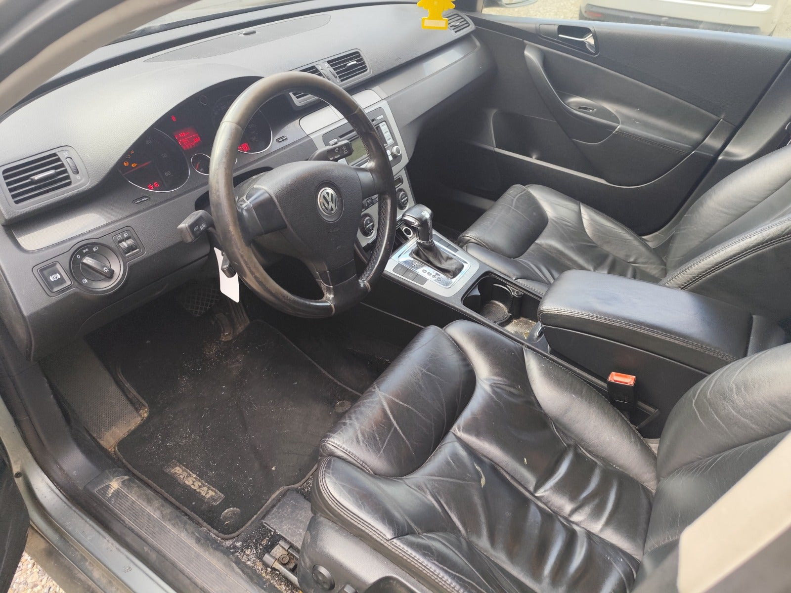Gul VW Passat fra 2006