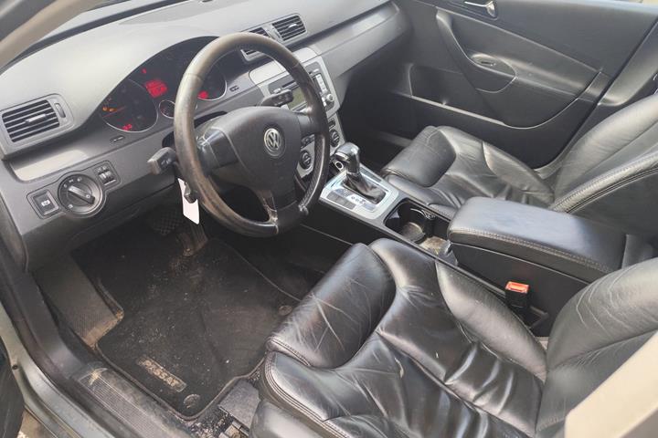 Gul VW Passat fra 2006