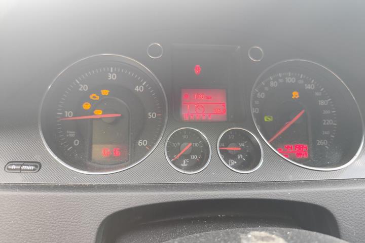 Gul VW Passat fra 2006