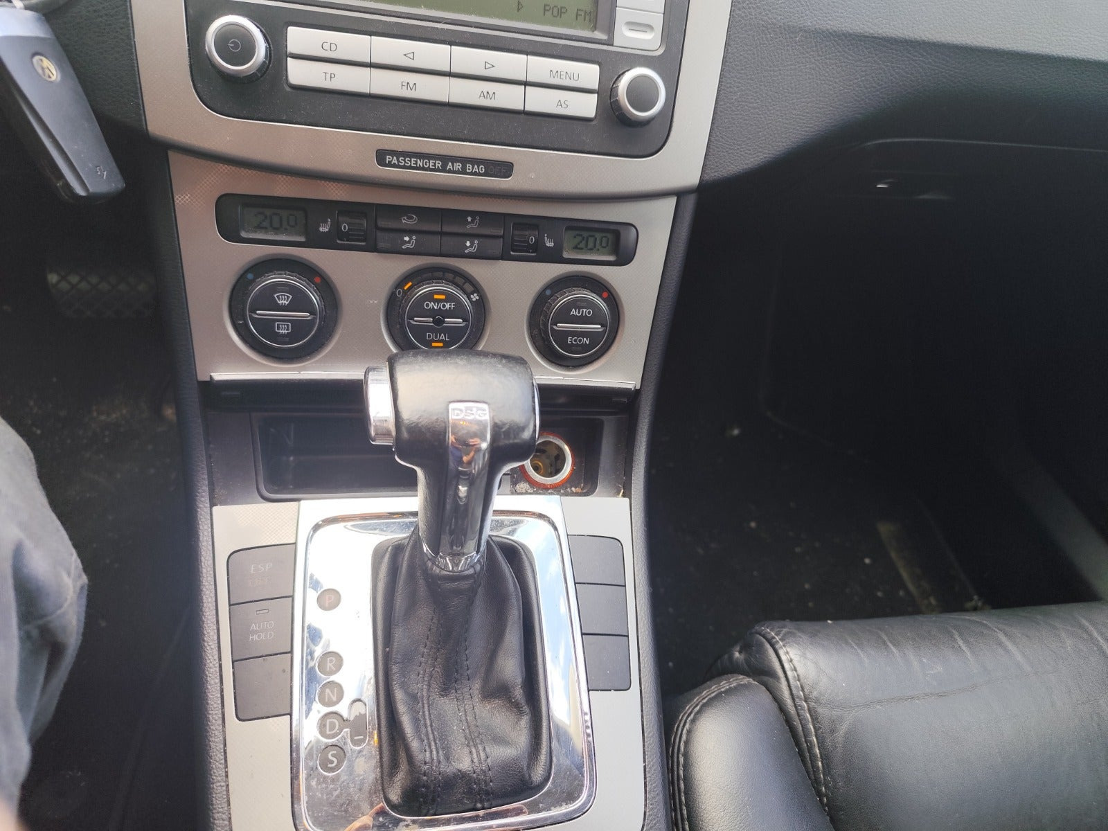 Gul VW Passat fra 2006