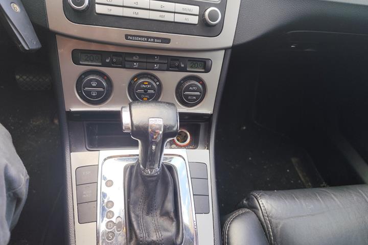Gul VW Passat fra 2006