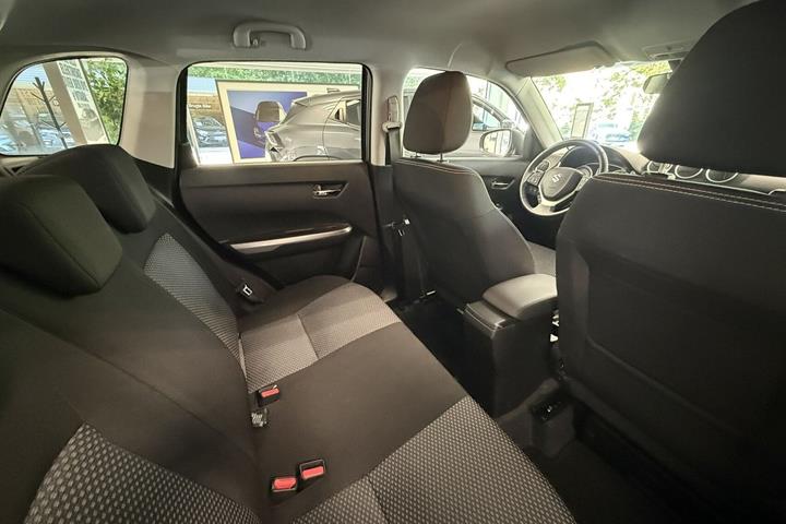 Grå Suzuki Vitara fra 2023