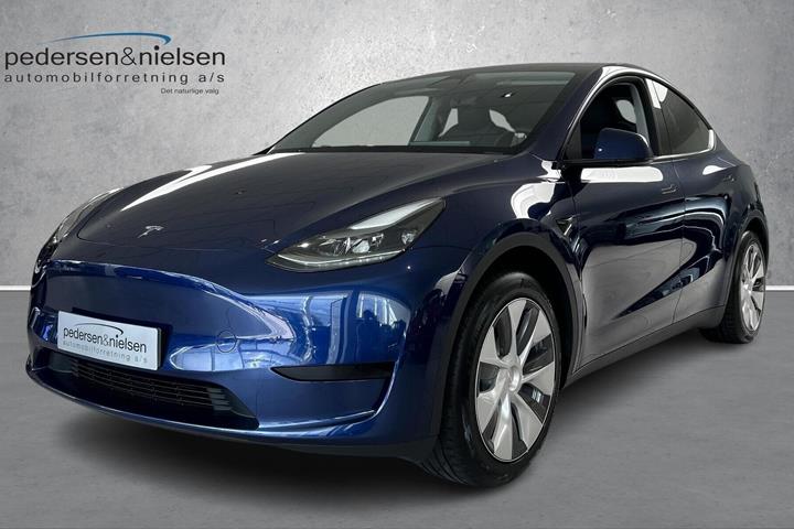 Blå Tesla Model Y fra 2024