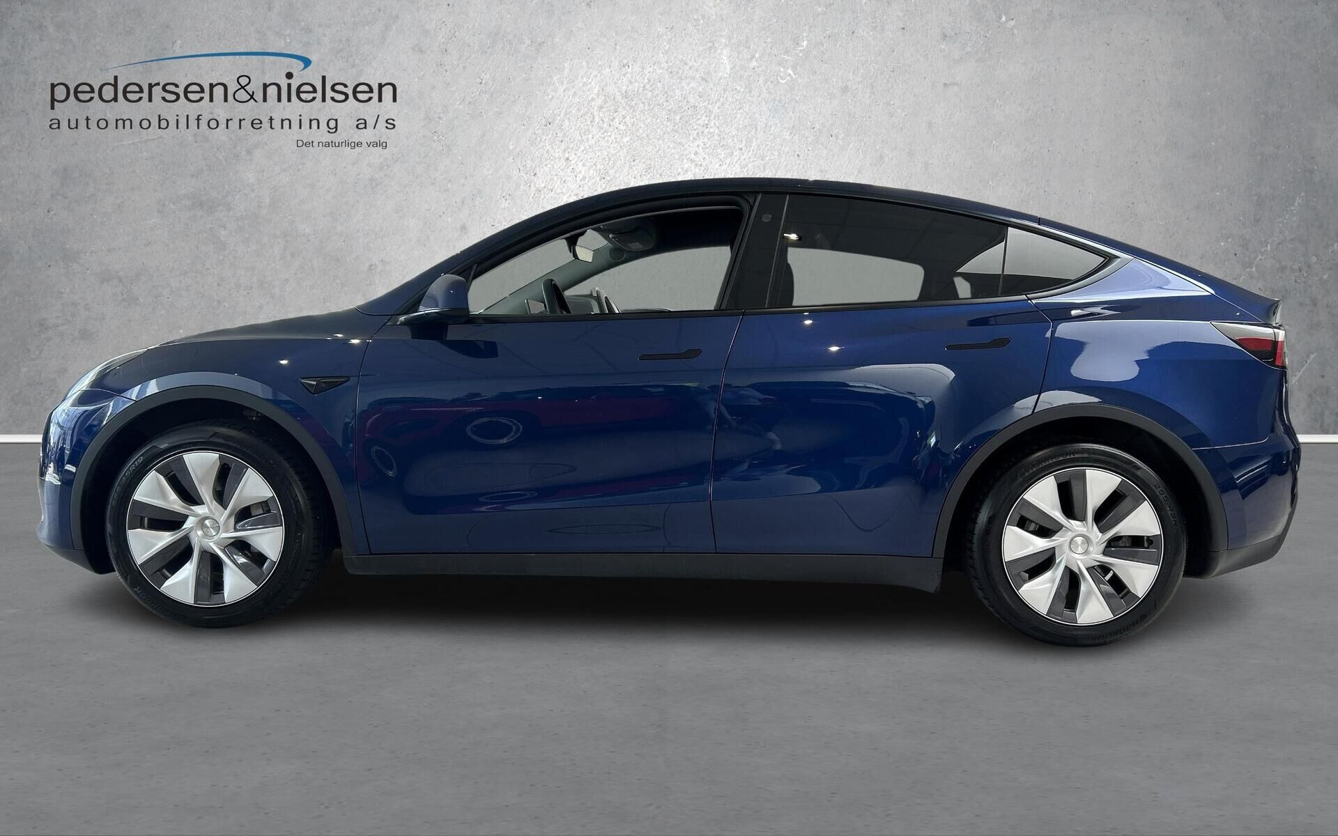 Blå Tesla Model Y fra 2024