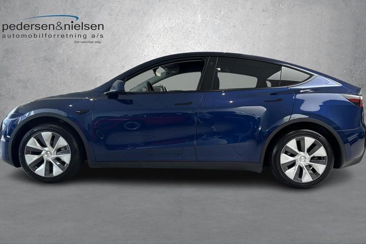 Blå Tesla Model Y fra 2024