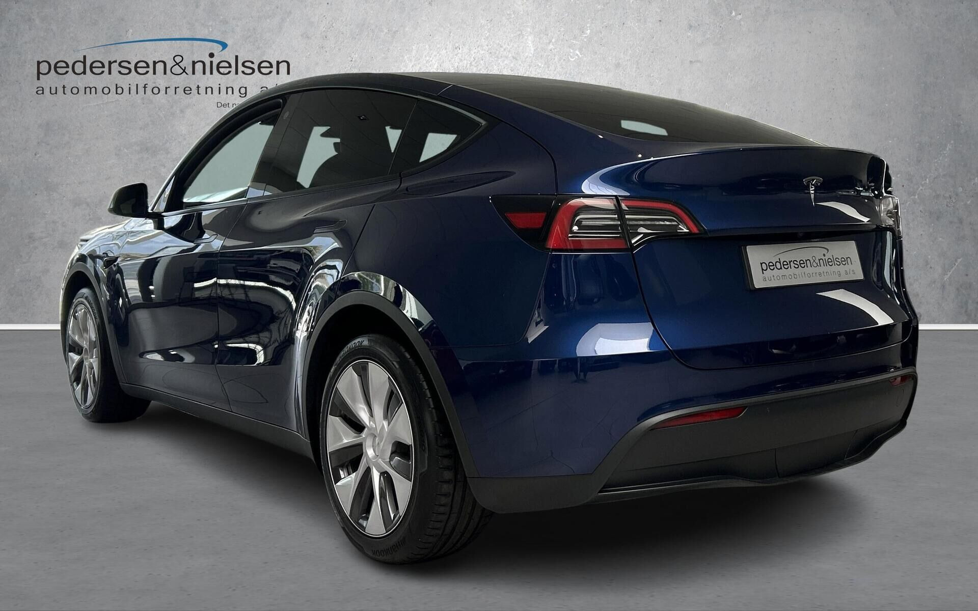Blå Tesla Model Y fra 2024
