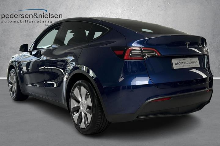 Blå Tesla Model Y fra 2024