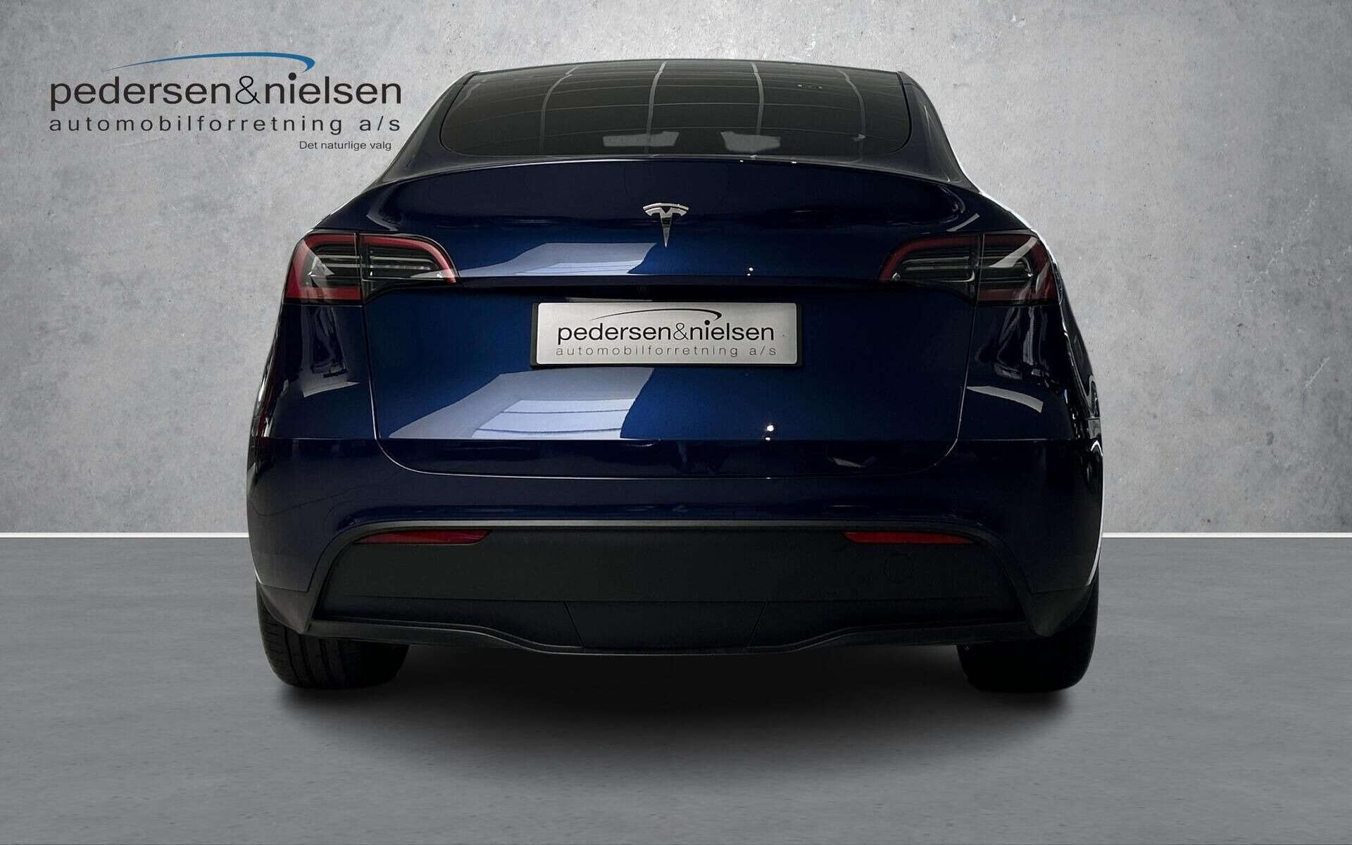 Blå Tesla Model Y fra 2024