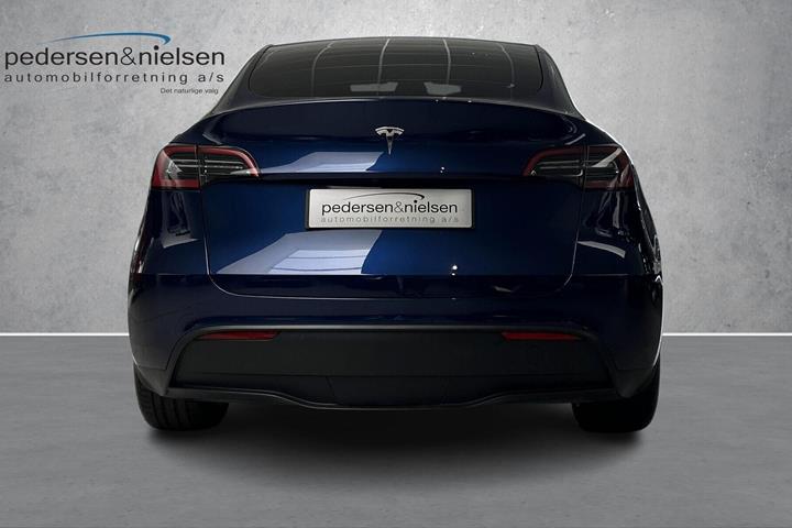 Blå Tesla Model Y fra 2024