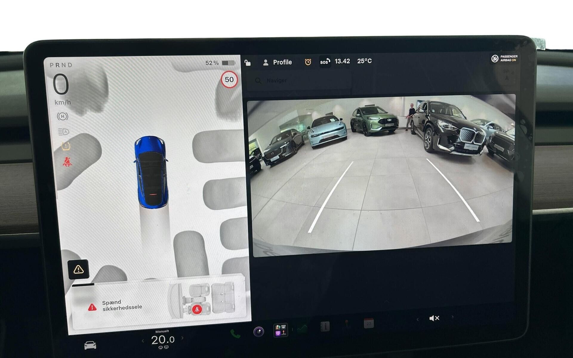 Blå Tesla Model Y fra 2024