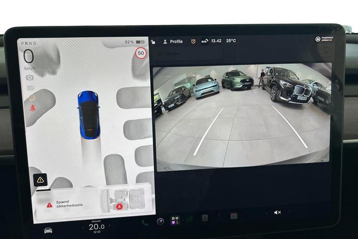 Blå Tesla Model Y fra 2024