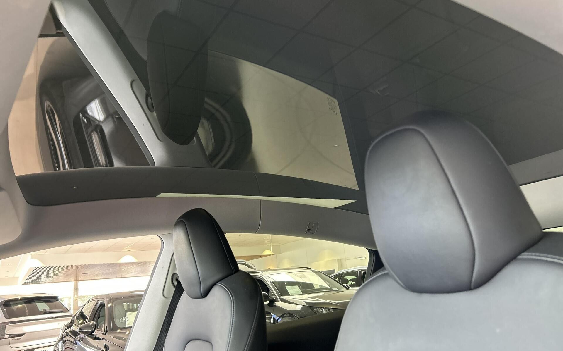 Blå Tesla Model Y fra 2024