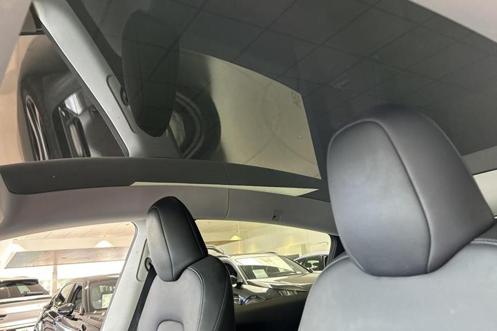 Blå Tesla Model Y fra 2024