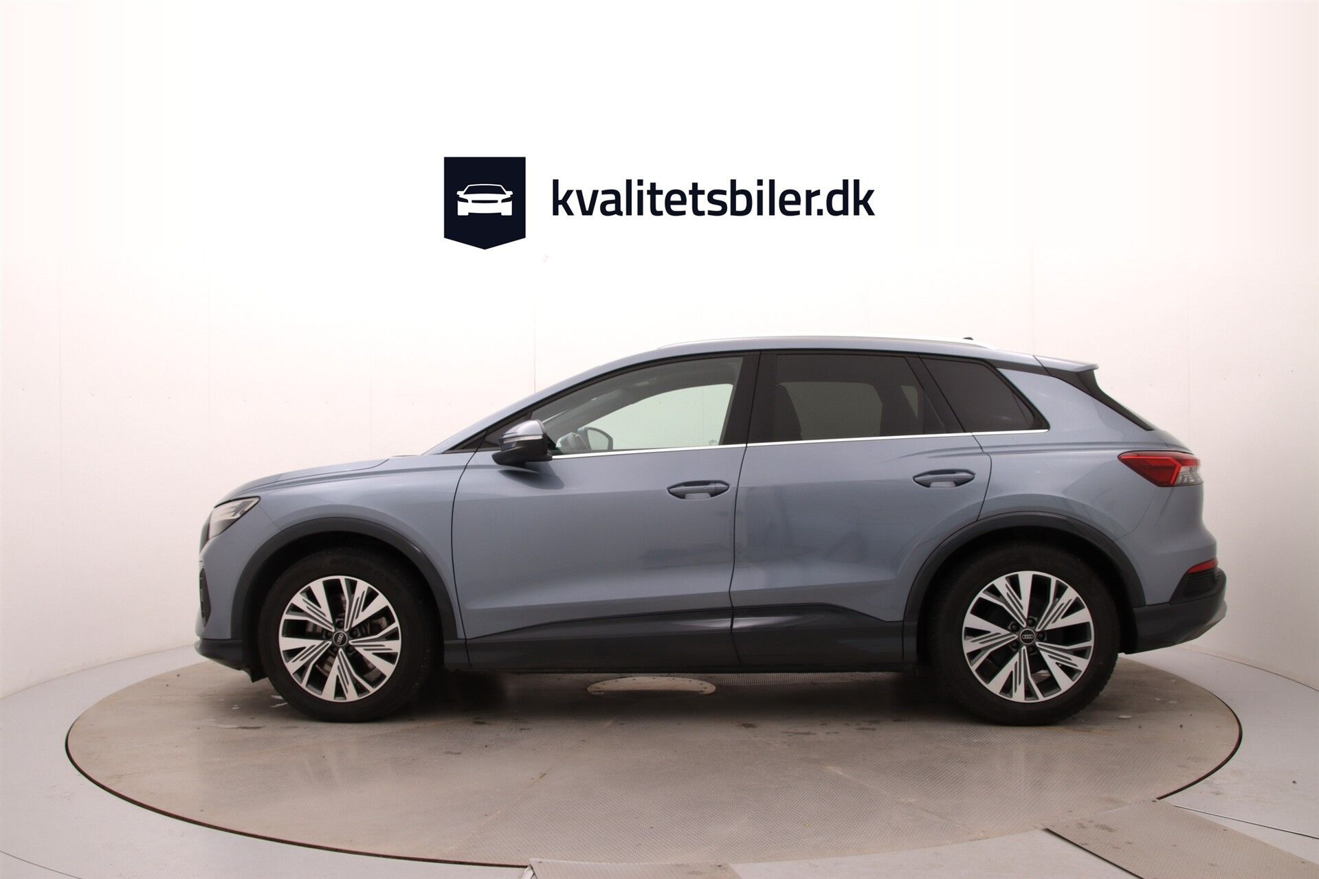 Blå Audi Q4 fra 2024