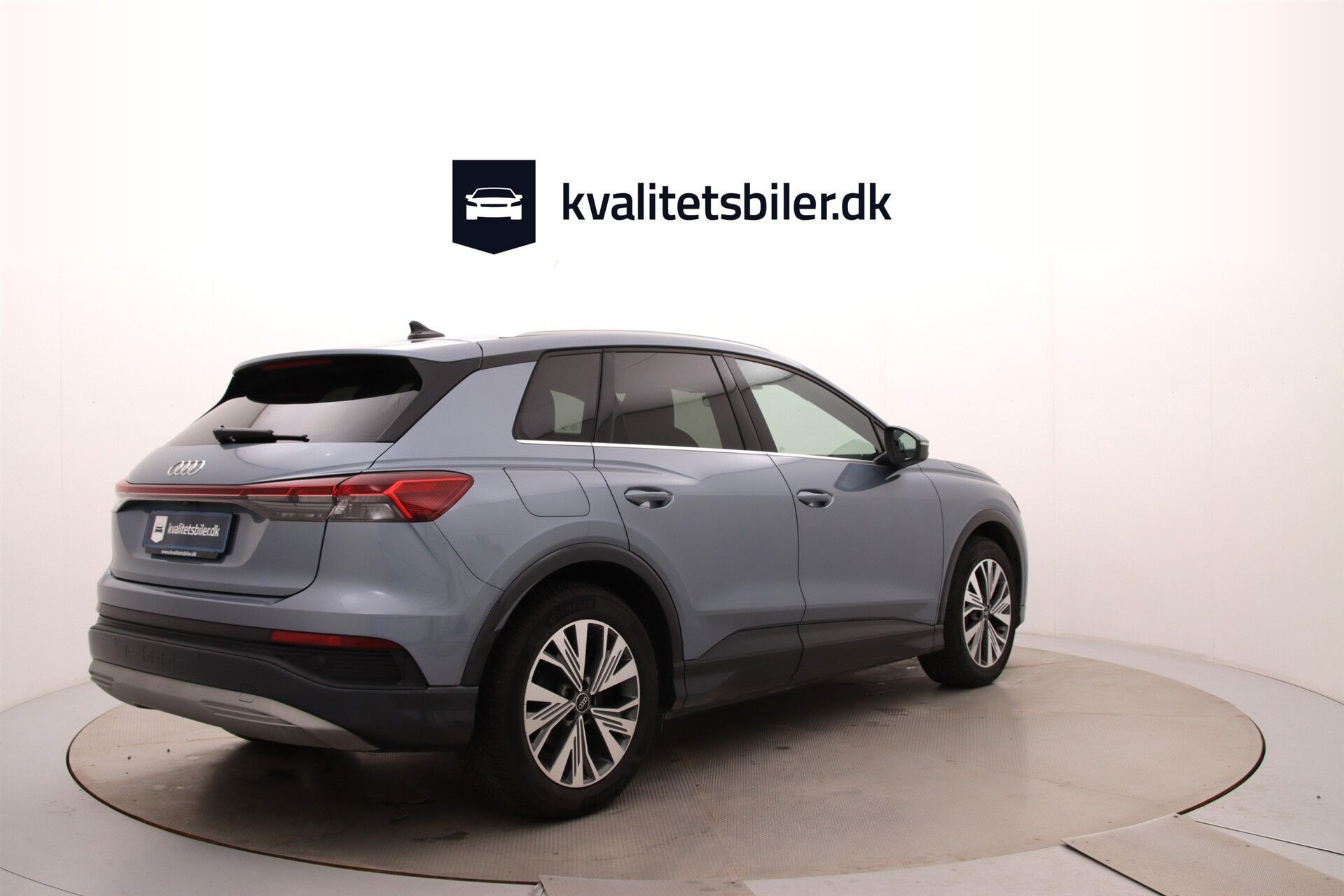 Blå Audi Q4 fra 2024