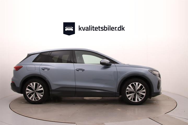 Blå Audi Q4 fra 2024