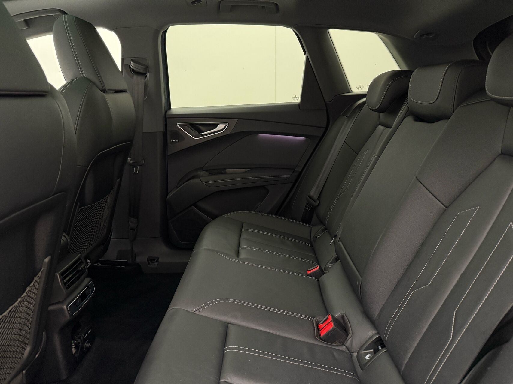 Blå Audi Q4 fra 2024