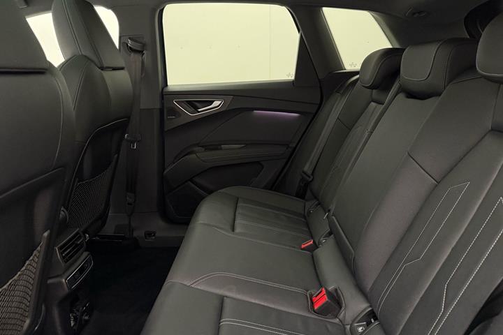 Blå Audi Q4 fra 2024
